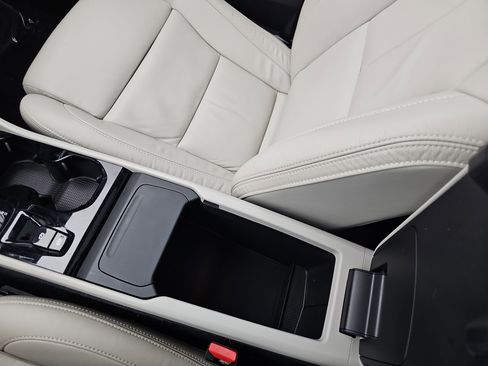 Used 2023 Volvo XC40 B5 Plus image 37