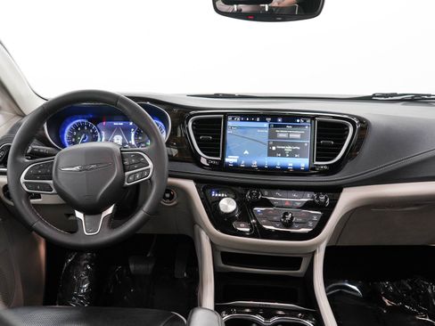 Used 2023 Chrysler Pacifica Limited FWD image 17