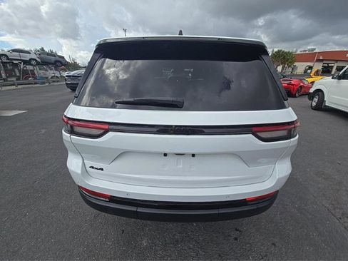 Used 2023 Jeep Grand Cherokee Altitude AWD/4WD image 12
