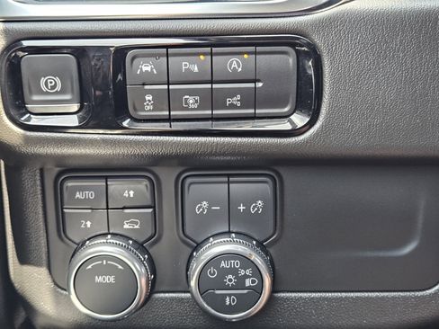 Used 2025 GMC Yukon XL Denali AWD/4WD image 23