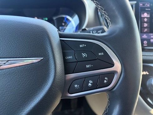 Used 2022 Chrysler Pacifica Touring-L image 19