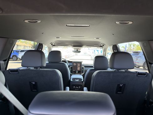Used 2026 GMC Acadia Elevation w/ Elevation Premium Package FWD image 17