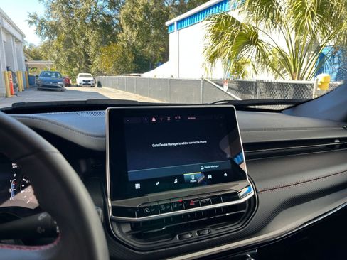 Used 2025 Jeep Compass Trailhawk image 17