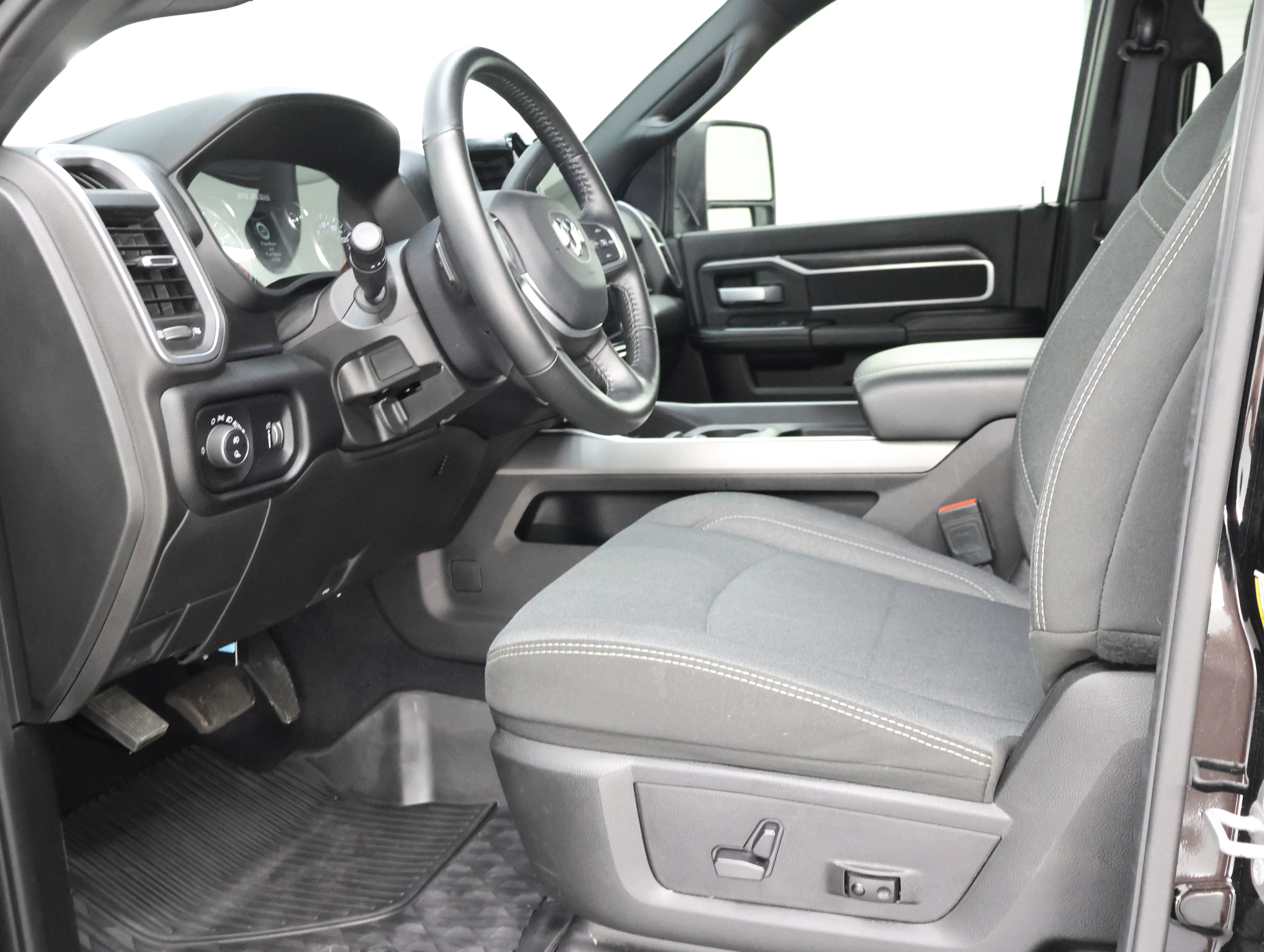 Used 2024 RAM 2500 Big Horn w/ Night Edition AWD/4WD image 8