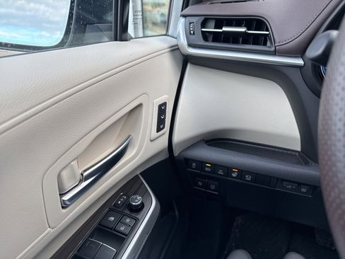 Used 2024 Toyota Sienna Platinum image 25