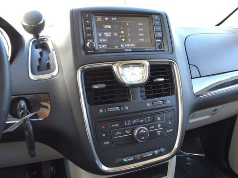 Used 2014 Chrysler Town & Country Touring FWD image 19