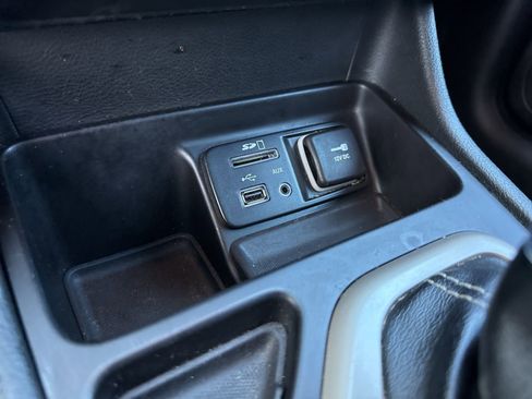 Used 2016 Jeep Cherokee Limited image 24