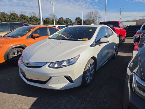 Used 2018 Chevrolet Volt Premier w/ Driver Confidence Package image 8