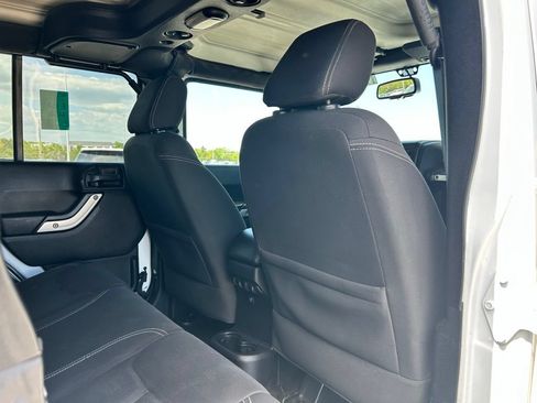 Used 2015 Jeep Wrangler Unlimited Rubicon w/ Connectivity Group AWD/4WD image 17