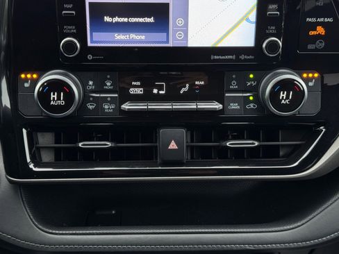 Used 2020 Toyota Highlander XLE image 27