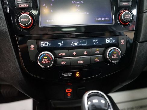 Used 2017 Nissan Rogue SV AWD/4WD image 36