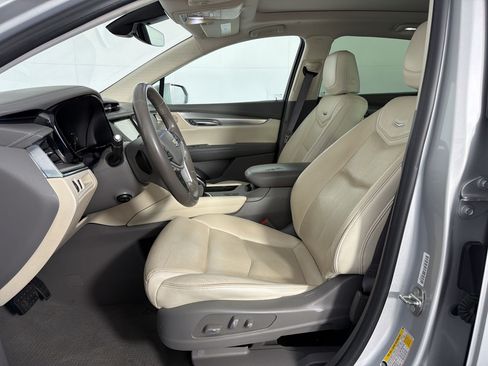 Used 2018 Cadillac XT5 Luxury w/ Driver Awareness Package FWD image 5