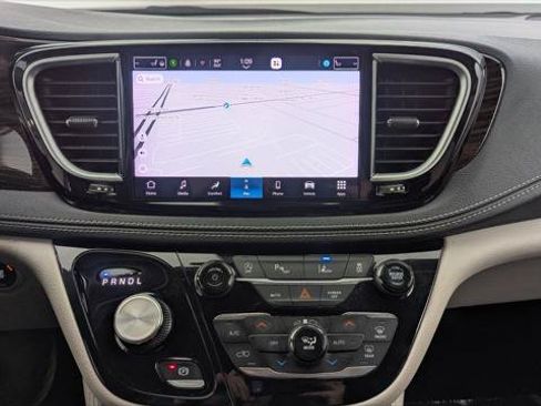 Used 2023 Chrysler Pacifica Limited FWD image 28
