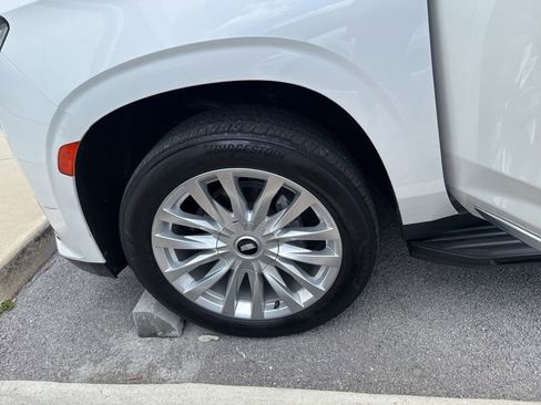 Used 2022 Cadillac Escalade Luxury image 11