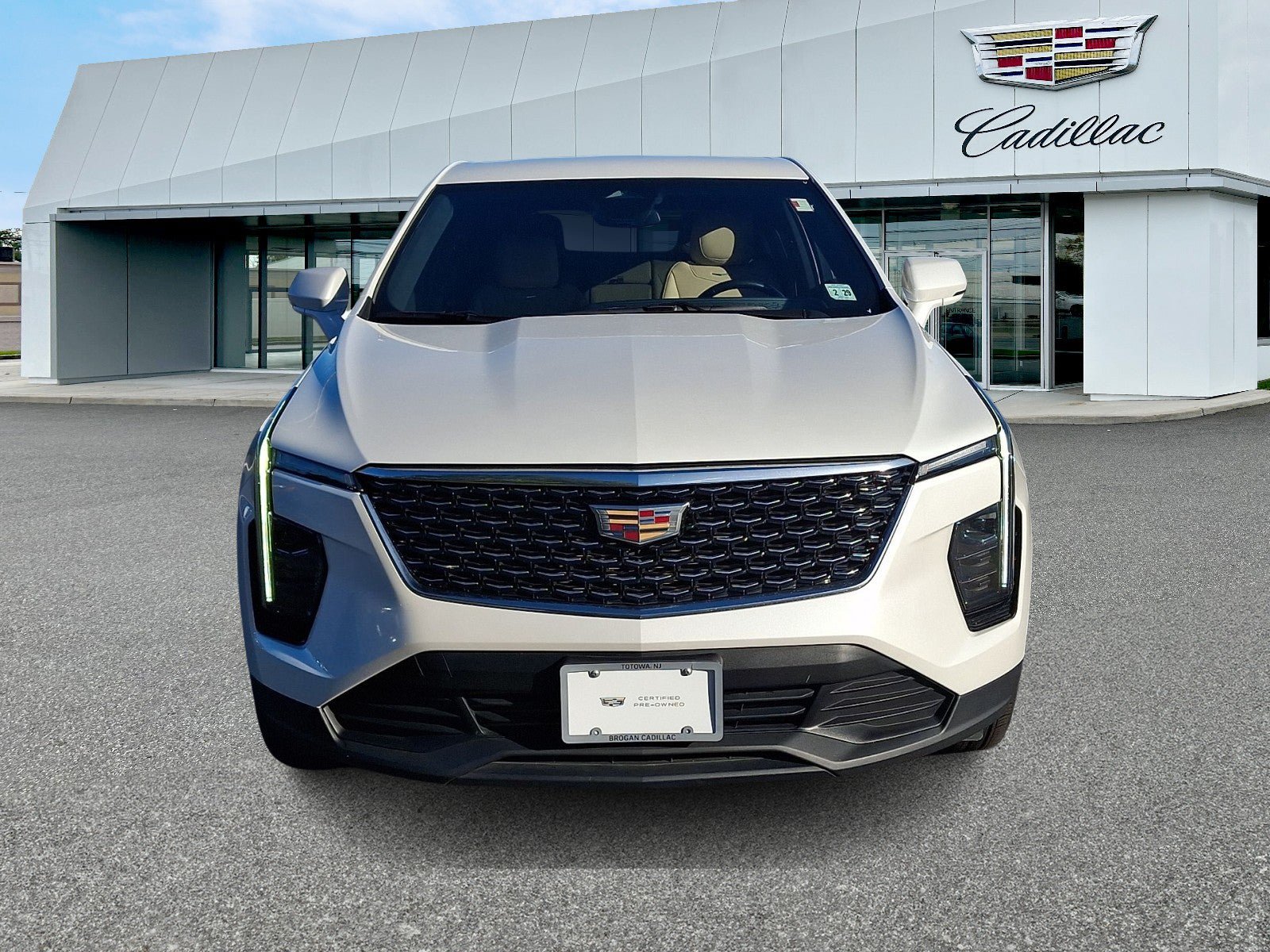 Used 2024 Cadillac XT4 Luxury w/ Cold Weather Package FWD image 2