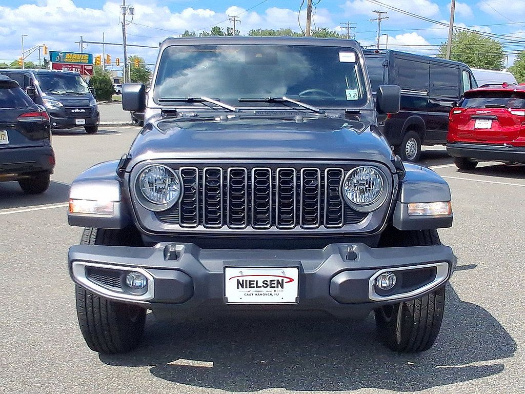 Used 2025 Jeep Gladiator Sport AWD/4WD image 3