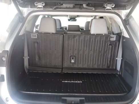 Used 2023 Toyota Highlander Limited image 2