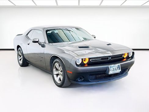 Used 2018 Dodge Challenger SXT image 3