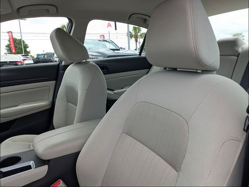 Used 2025 Nissan Altima 2.5 SV FWD image 14