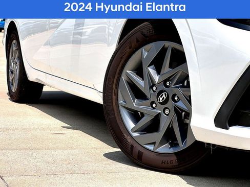 Used 2024 Hyundai Elantra SEL image 2