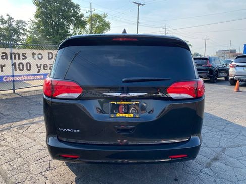 Used 2023 Chrysler Voyager LX FWD image 3