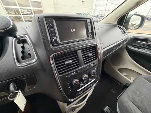 Used 2018 Dodge Grand Caravan SE w/ UConnect Hands-Free Group FWD image 12
