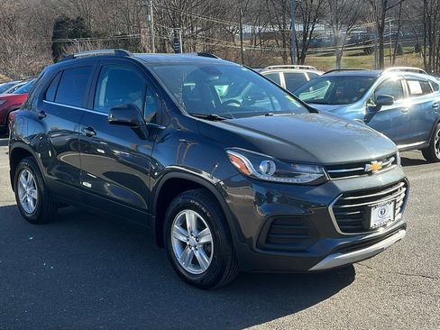 Used 2017 Chevrolet Trax LT w/ Sun & Sound Package image 3