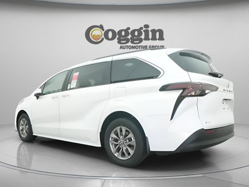 New 2026 Toyota Sienna XLE image 10