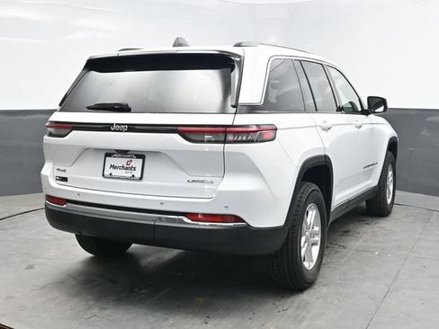 Used 2022 Jeep Grand Cherokee Laredo AWD/4WD image 6