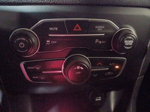 Used 2019 Dodge Charger SXT image 16