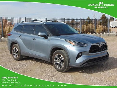 Used 2022 Toyota Highlander XLE image 1