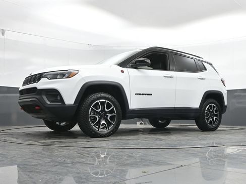 Used 2025 Jeep Compass Trailhawk AWD/4WD image 44