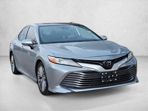 Used 2019 Toyota Camry XLE image 3