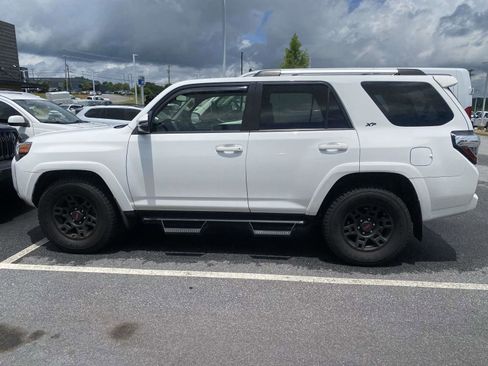 Used 2022 Toyota 4Runner SR5 Premium w/ Moonroof Package RWD image 4