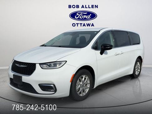 Used 2024 Chrysler Pacifica Touring-L image 1