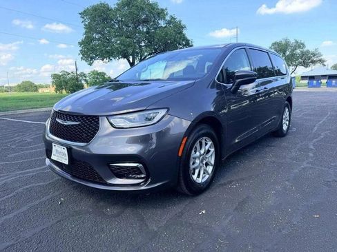 Used 2023 Chrysler Pacifica Touring-L FWD image 3
