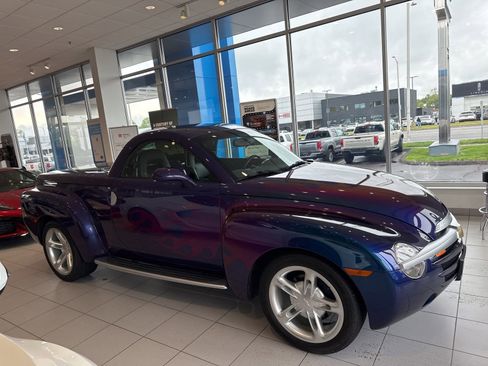 Used 2004 Chevrolet SSR w/ Preferred Equipment Group RWD image 4