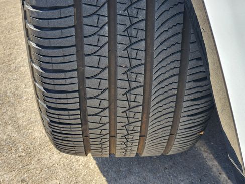 Used 2024 Land Rover Discovery Dynamic SE image 11