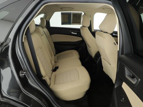 Used 2020 Ford Edge SE image 7