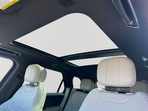 Used 2025 Land Rover Range Rover Sport SE image 8