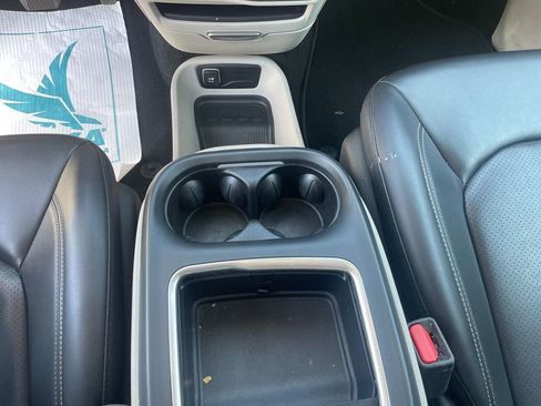 Used 2023 Chrysler Pacifica Touring-L FWD image 22