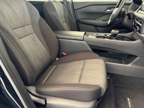 Used 2025 Nissan Rogue SV FWD image 38