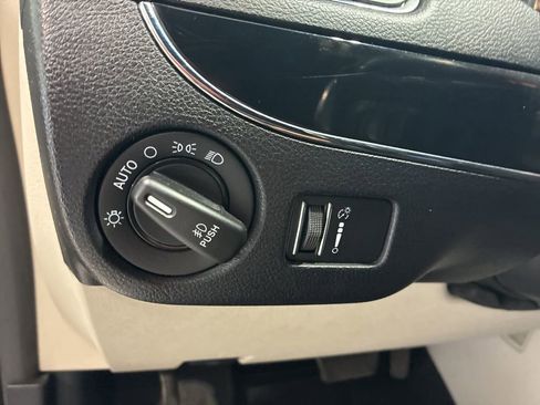 Used 2017 Dodge Grand Caravan SXT image 16