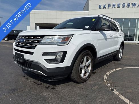 Used 2016 Ford Explorer XLT image 1