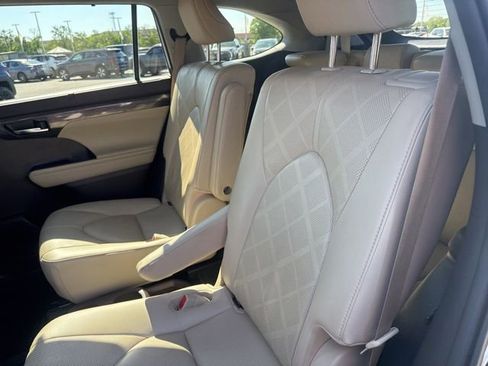 Used 2020 Toyota Highlander Platinum FWD image 23