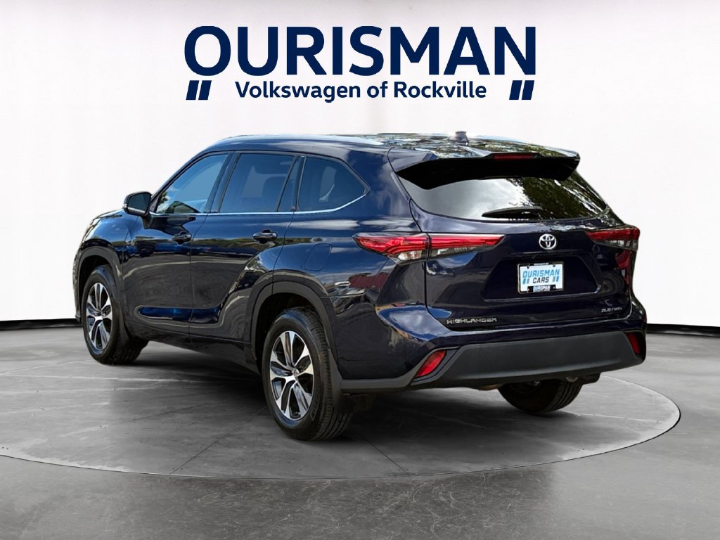 Used 2022 Toyota Highlander XLE AWD/4WD image 4