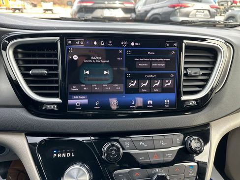 Used 2024 Chrysler Pacifica Touring-L image 23