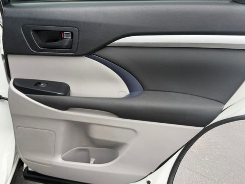 Used 2017 Toyota Highlander LE image 30