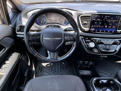 Used 2021 Chrysler Pacifica Touring w/ S Appearance Package FWD image 6