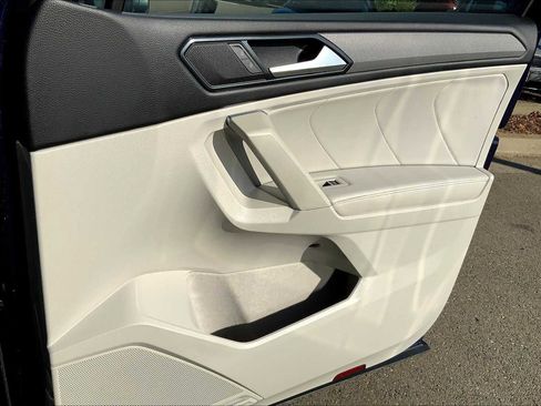 Used 2022 Volkswagen Tiguan SE image 41